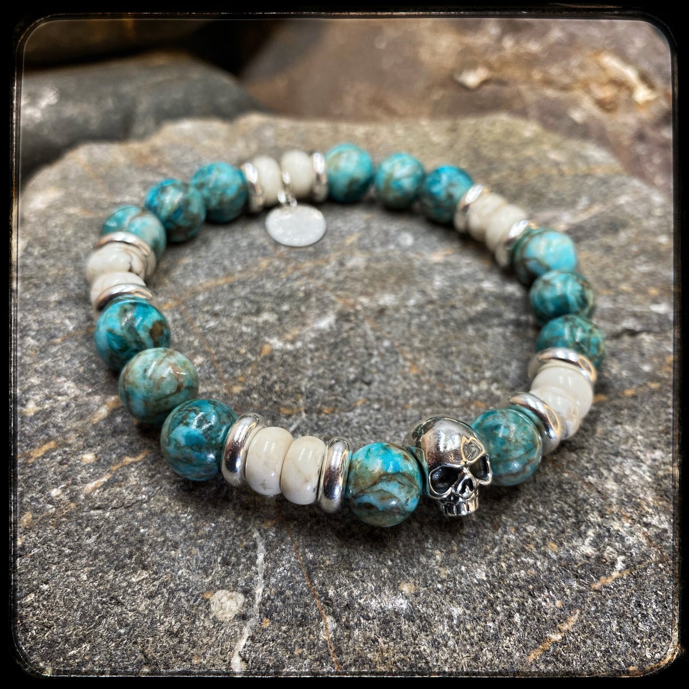 Bracelet ARIZONA Perles 10mm turquoise, riverstone du kentucky et argent 925. Motif SKULL