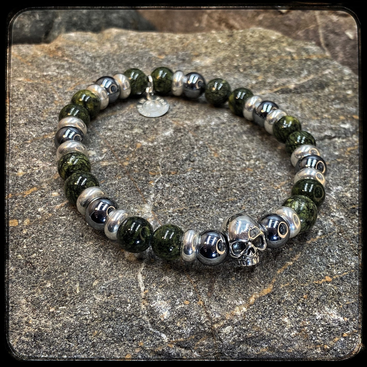Bracelet BOSTON Perles 8mm serpentine, térahertz et argent 925. Motif SKULL