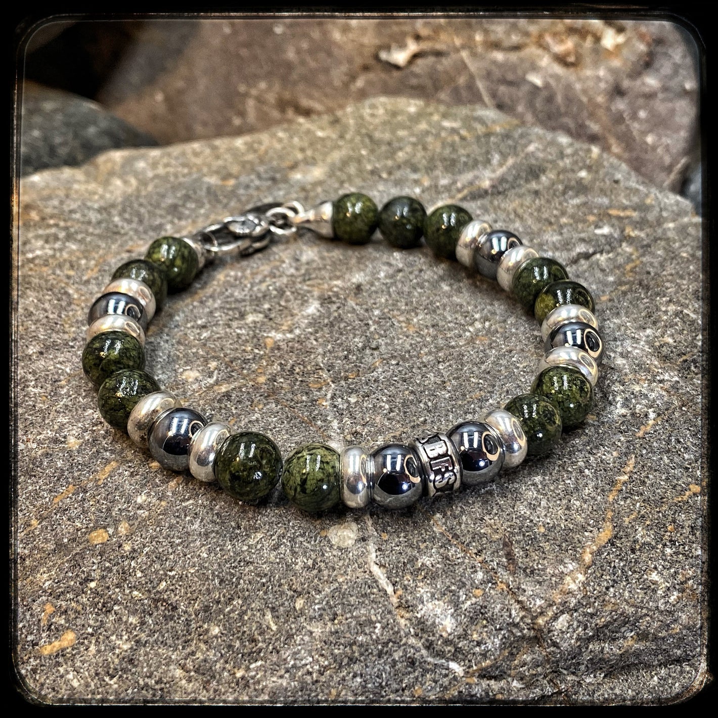 Bracelet BOSTON Perles 8mm serpentine et térahertz. Fermoir argent 925. Motif DONUT