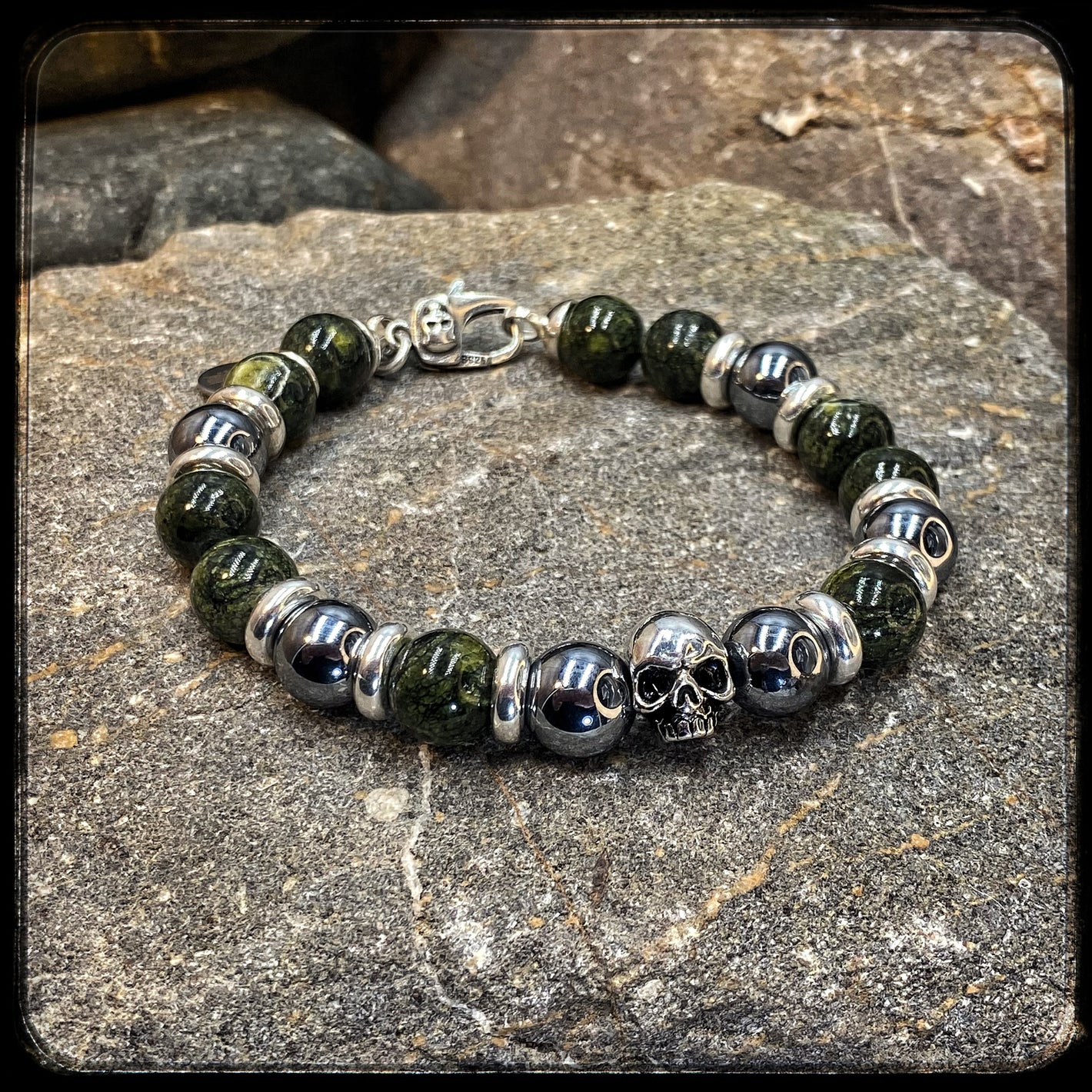 Bracelet BOSTON Perles 10mm serpentine, térahertz. Fermoir argent 925. Motif SKULL