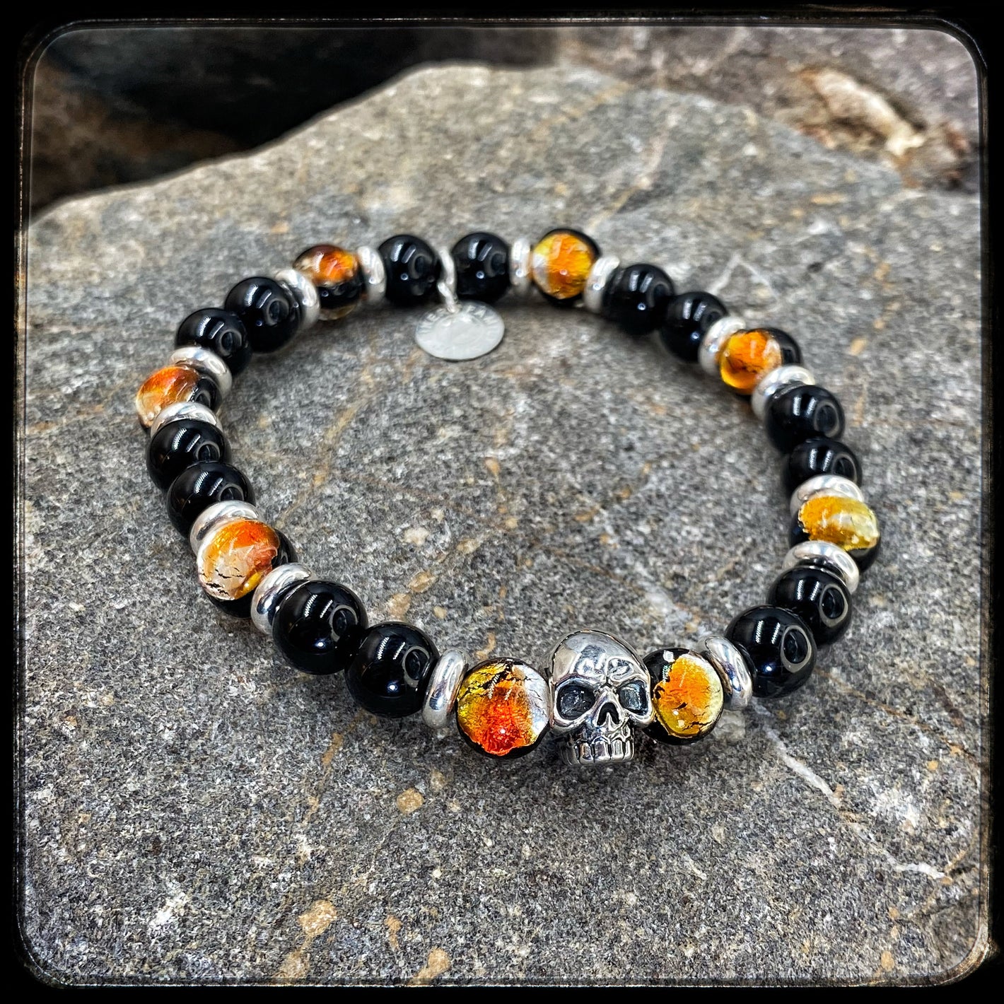 Bracelet FIREBALL Perles 10mm Onyx et argent 925. Motif SKULL