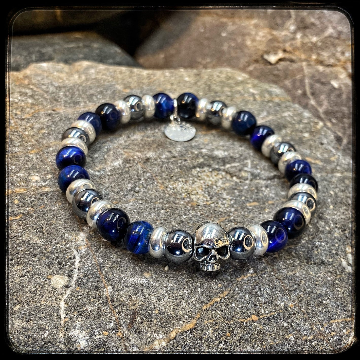 Bracelet LAGUNA BEACH Perles 8mm œil de tigre bleu et térahertz, argent 925. Motif SKULL