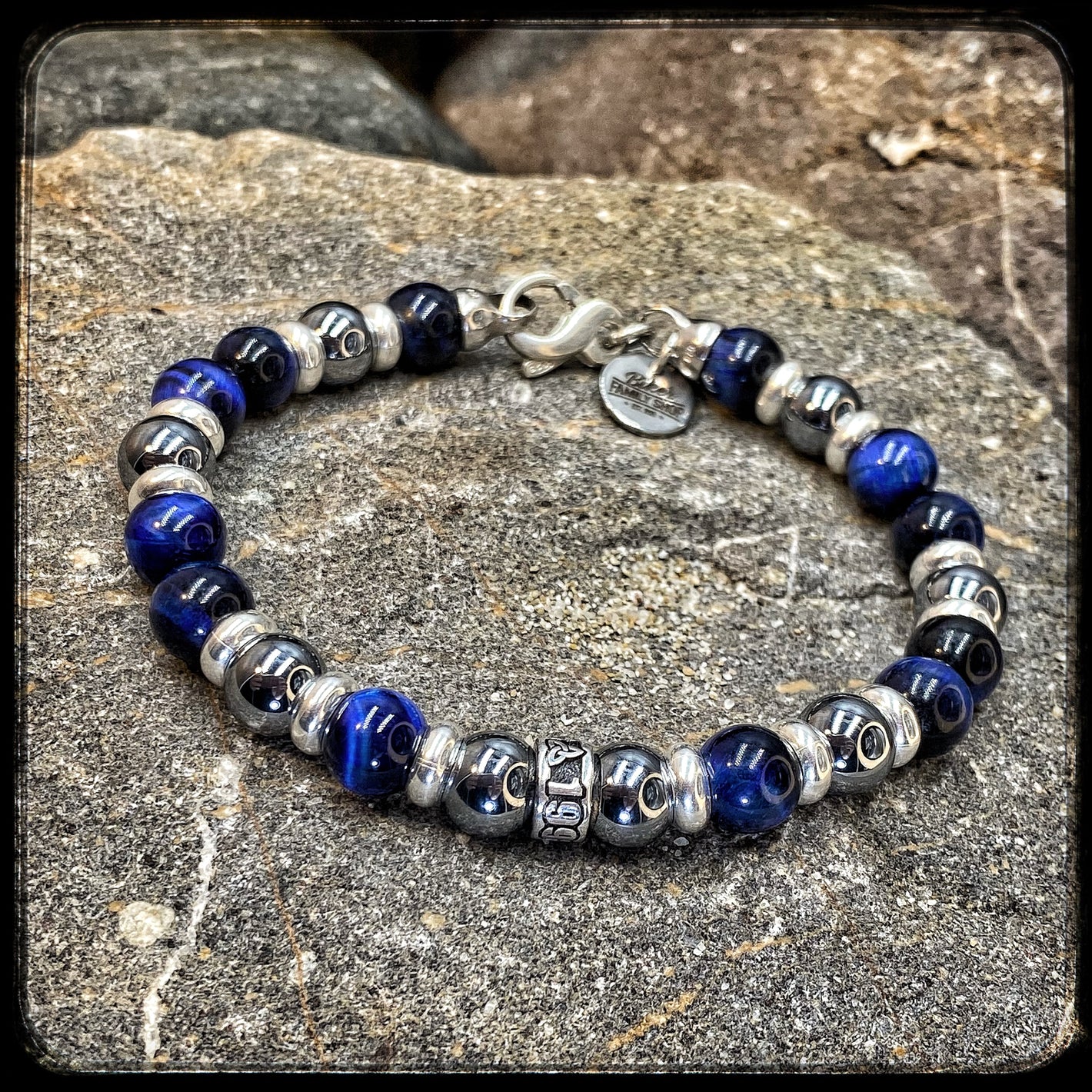 Bracelet LAGUNA BEACH Perles 8mm œil de tigre bleu et térahertz. Fermoir argent 925. Motif SKULL