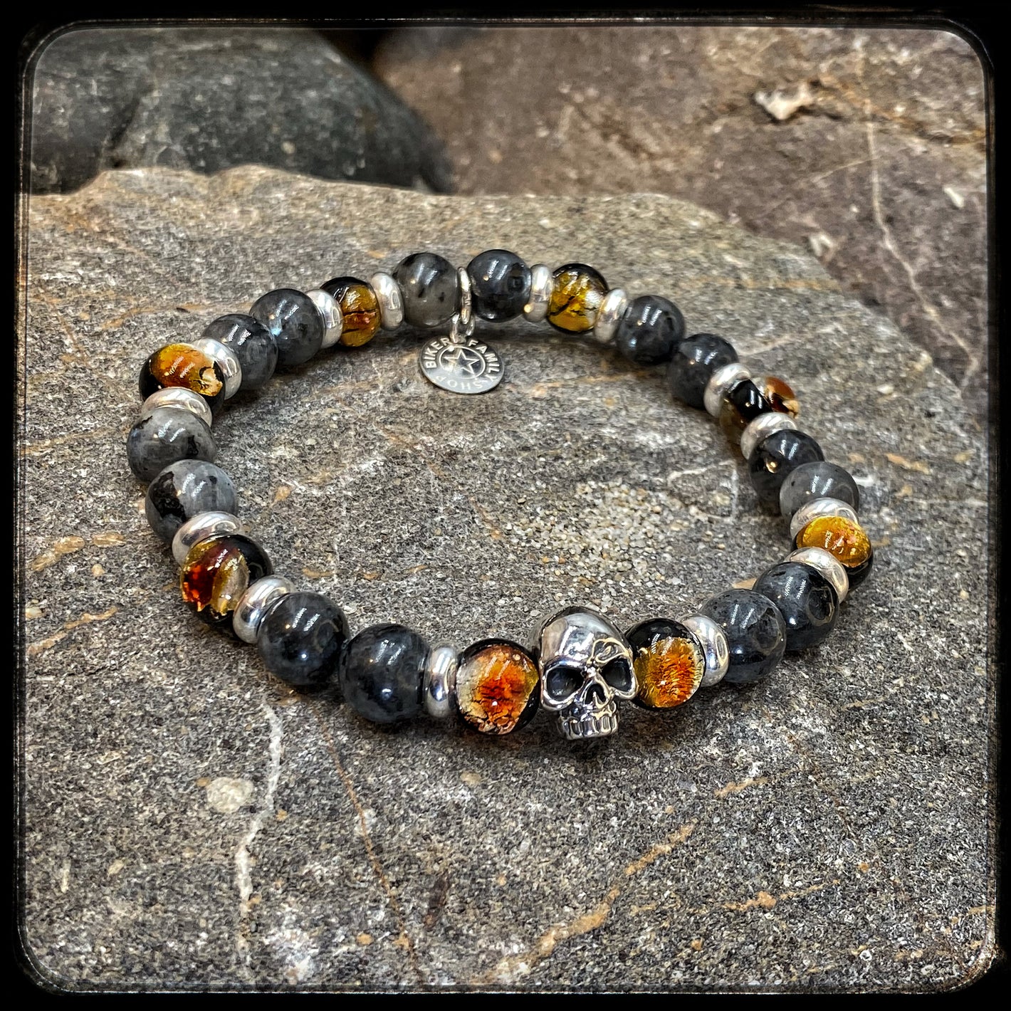 Bracelet MAGMA Perles 8mm larvikite et argent 925. Motif SKULL