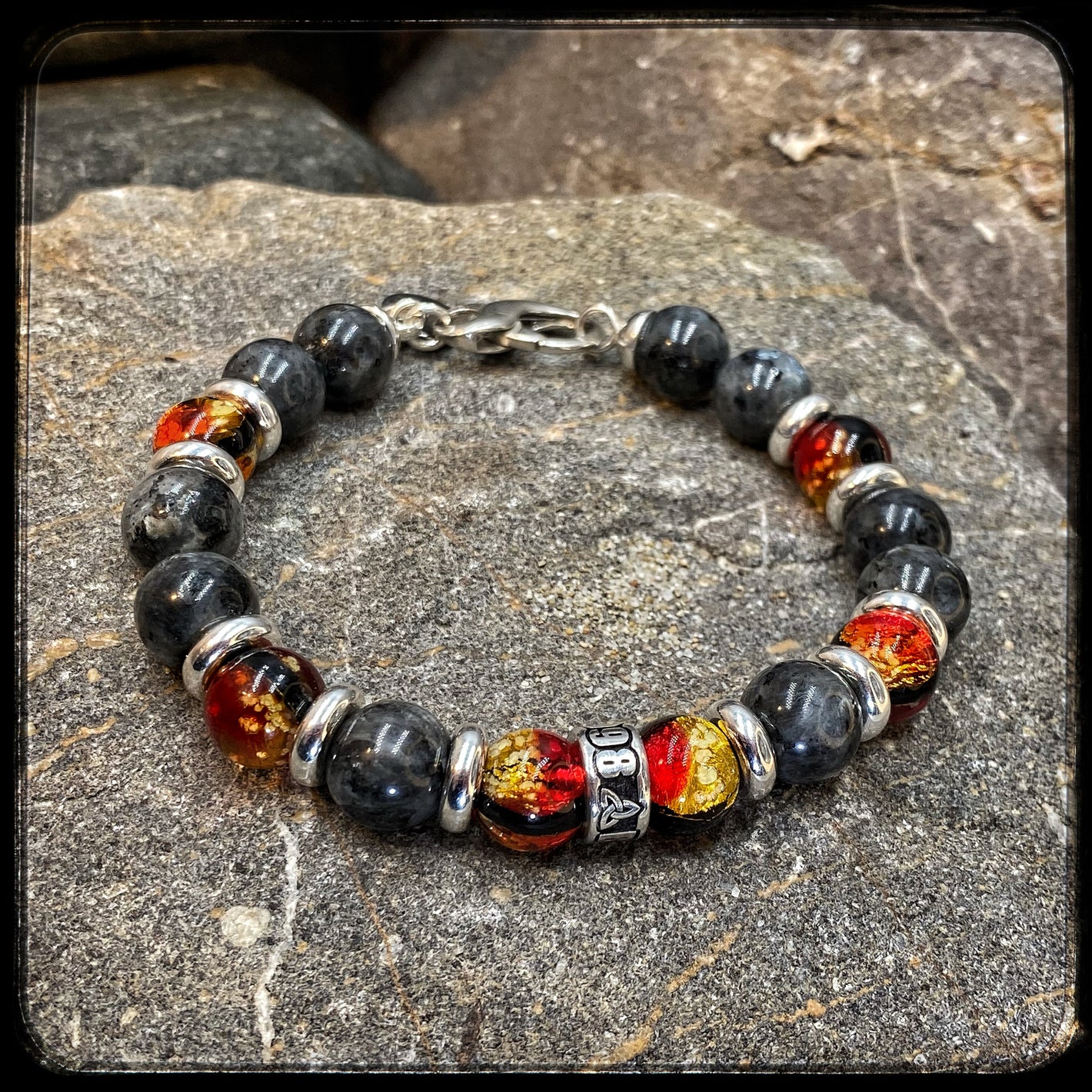Bracelet MAGMA Perles 10mm larvikite. Fermoir argent 925. Motif DONUT