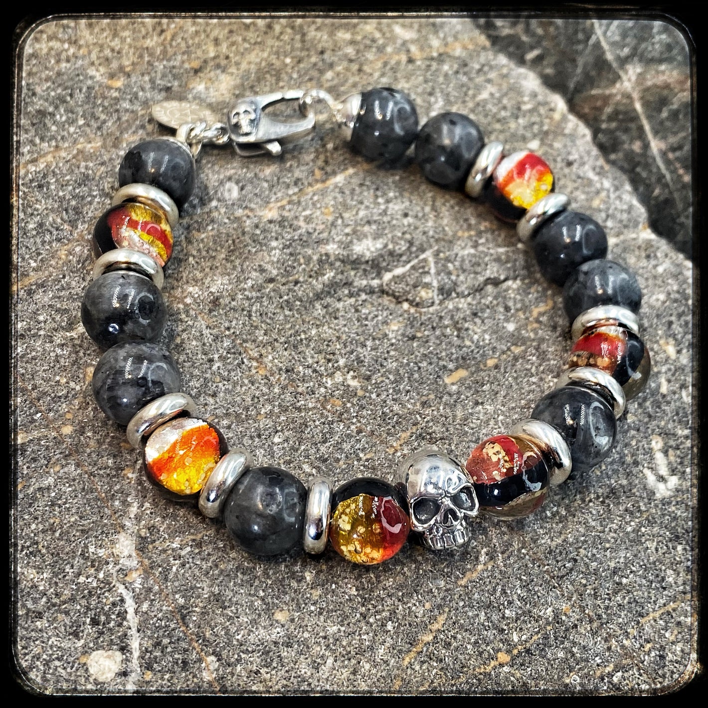 Bracelet MAGMA Perles 10mm larvikite. Fermoir argent 925. Motif SKULL