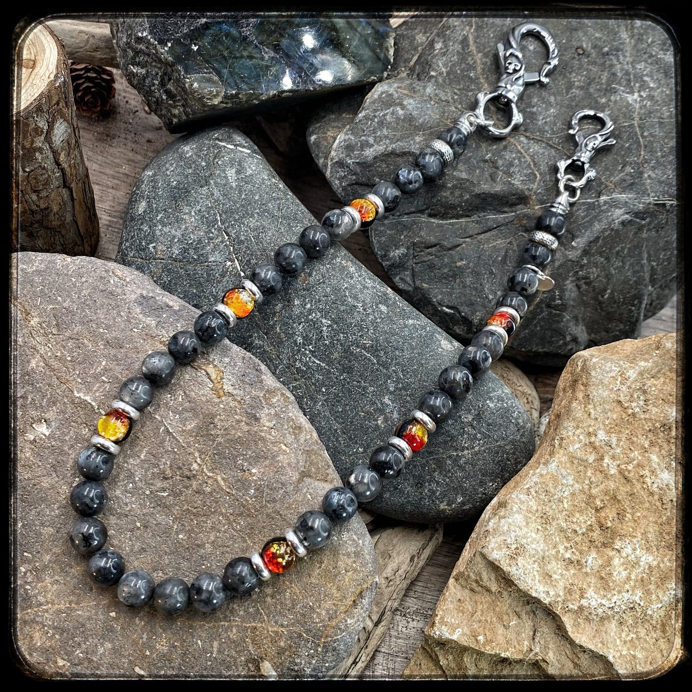 Chaîne de portefeuille MAGMA. Perles 10mm, larvikite