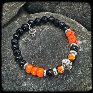 Bracelet MILWAUKEE Perles 8mm, onyx et magnésite, argent 925. Motif SKULL