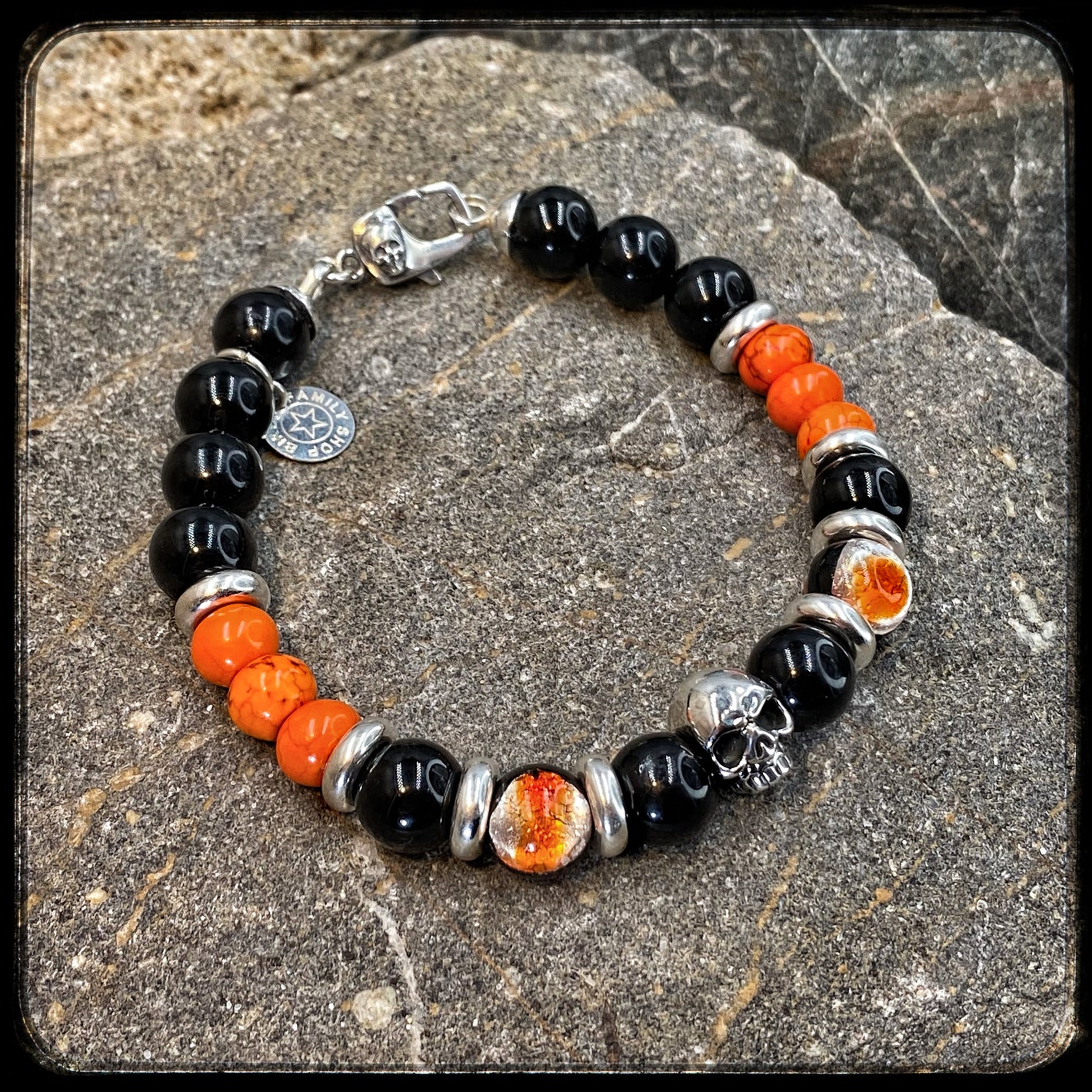 Bracelet MILWAUKEE Perles 10mm, onyx, magnésite. Fermoir argent 925. Motif SKULL