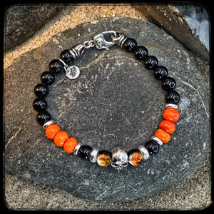 Bracelet MILWAUKEE Perles 8mm onyx noir et magnésite Fermoir argent 925. Motif SKULL