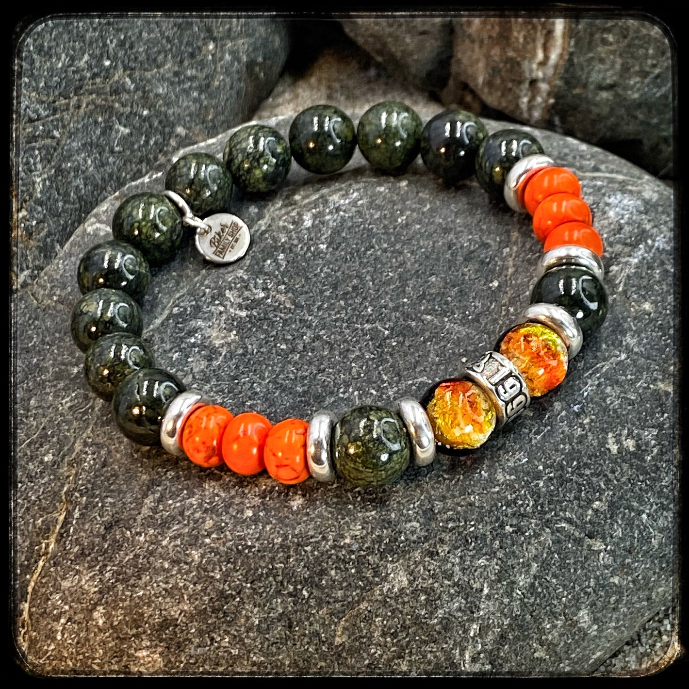 Bracelet PLATOON Perles 10mm serpentine, magnésite et argent 925. Motif DONUT
