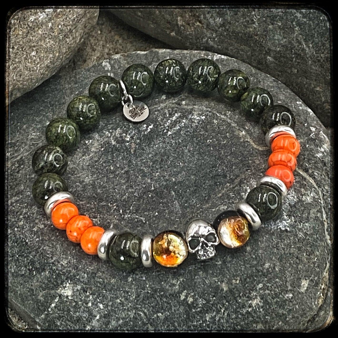 Bracelet PLATOON Perles 10mm serpentine, magnésite et argent 925. Motif SKULL