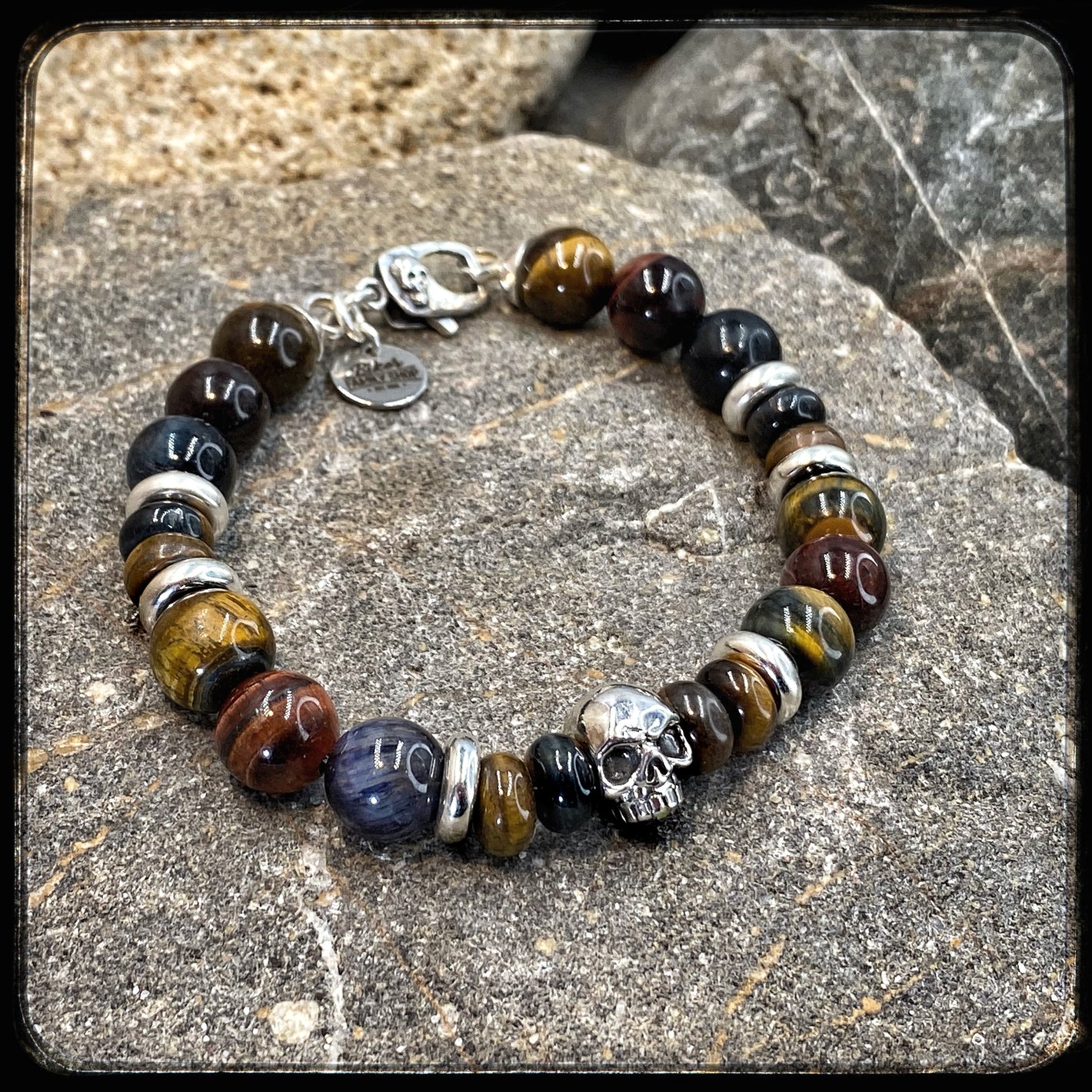 Bracelet TOBACCO Multiperles 10mm Fermoir argent 925. Motif SKULL