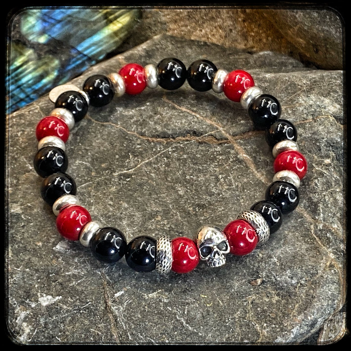 Bracelet UTAH Perles 10mm, onyx, jaspe rouge, et argent 925. Motif SKULL